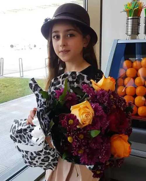 伊朗10岁全球最美女孩因长相太出众父亲竟被迫辞职做贴身保镖