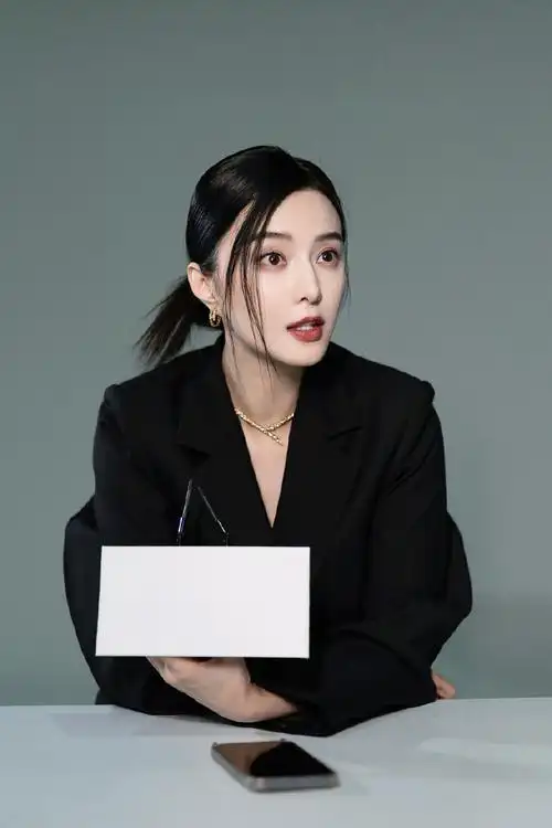 在《esquire》的镜头下,@范冰冰将飒爽无畏的个人风格表露无遗