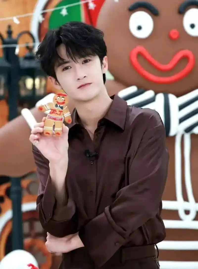 1娱乐新鲜事 吴磊新造型亮相东京国际电影节闭幕式,赵露思在新剧《白