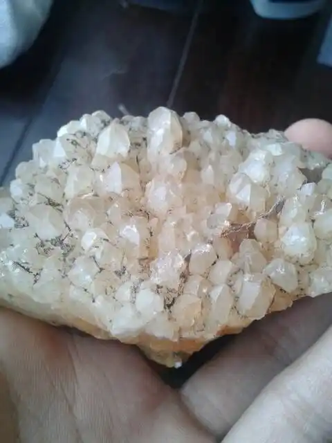 这种天然水晶石值多少钱?是长在石头上的,总之纯天然的!