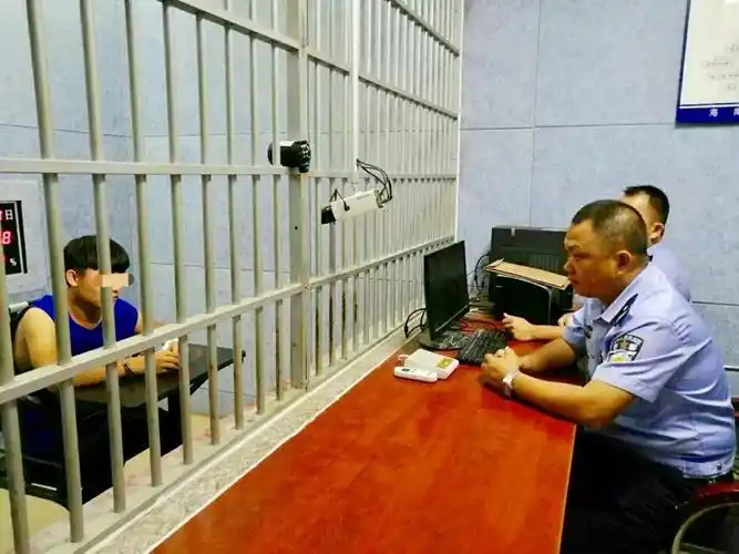 杨伟俊来到东方市看守所提审嫌疑人符某 记者连蒙 摄"当时喝了点酒