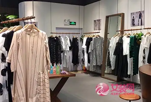 小店面的服装店,20平米的小型服装店是非常常见的,做衣服店小门面装修