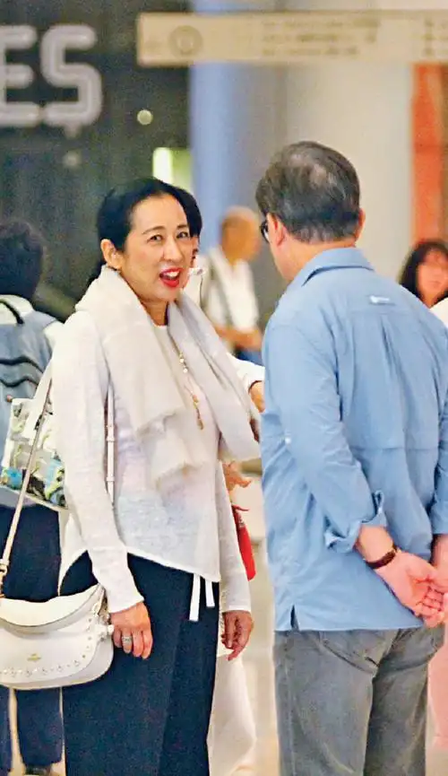 61岁朱玲玲陪老公恩爱看电影 还忍不住对着老公甜笑_罗康瑞