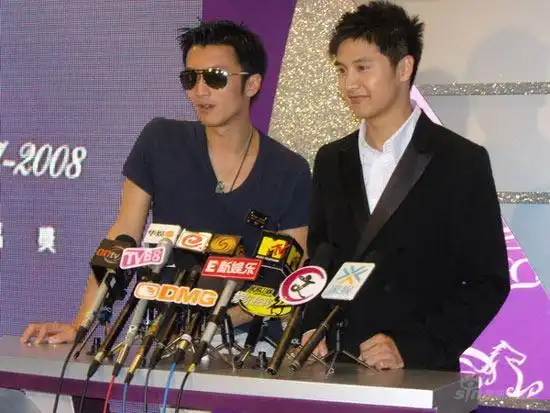 田亮与谢霆锋众艺人合影新浪娱乐讯 日前,由成龙(听歌blog)带领,香港