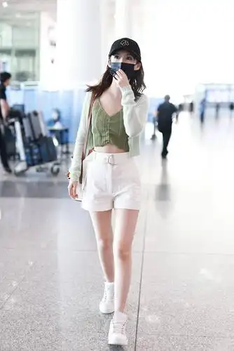 李沁热裤秀白腿,太美了,青春气息扑面而来_举报