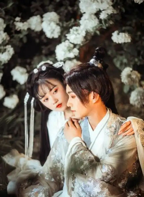 唯美汉服:执子之手与子偕老,一对高颜值的古装情侣,真叫人羡慕
