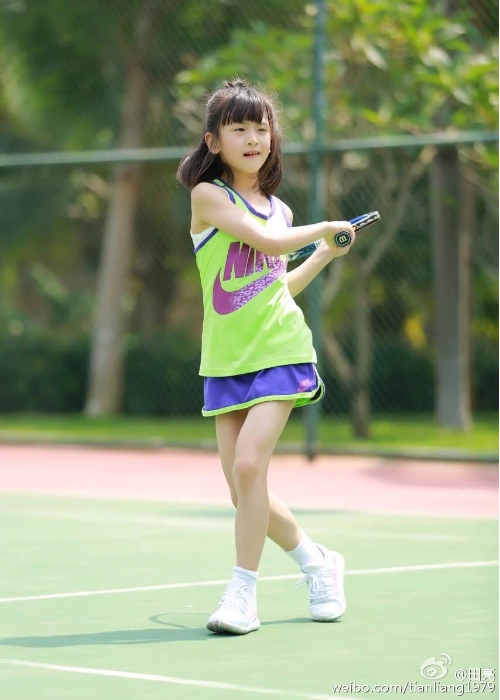 田亮女儿森碟打网球 肤白貌美大长腿