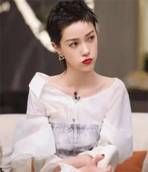 娱乐圈8位一眼万年的短发女明星,秦岚刘亦菲,惊艳洋气又美又酷