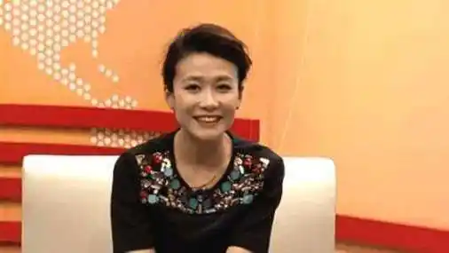 夕阳红主持人沈旭华曾比肩董卿因接电话掉落4米高楼丧命