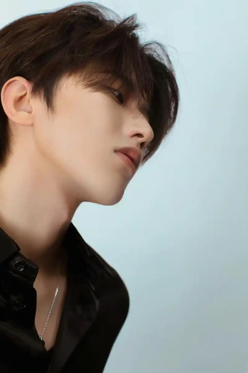 蔡徐坤喉结好苏#蔡徐坤发布怼脸自拍照,这个下颚线好流畅,喉结姨