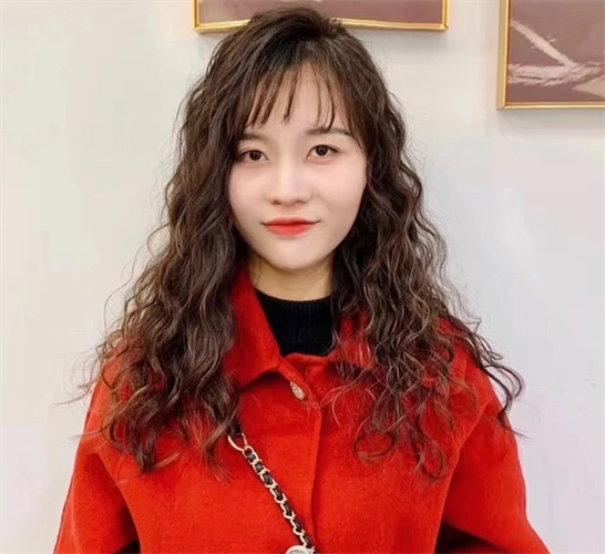 侧分的麦穗卷长发烫发发型设计,稍微带有卷度的飘逸感打造出了自然美.