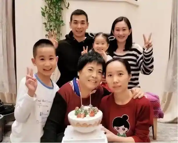 赵文卓全家福梅艳芳的一生短暂而又绚丽,她年少成名,看尽了这花花世界