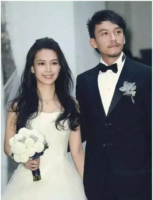 庄雯如曾在张震所属泽东公司的担任艺人助理,陪同张震的工作