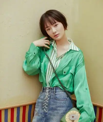 孙铱太会玩了,竟把鞋带绑在了裙子上,搭配起来意外有个性!