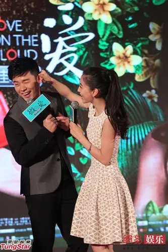 angelababy拧陈赫耳朵