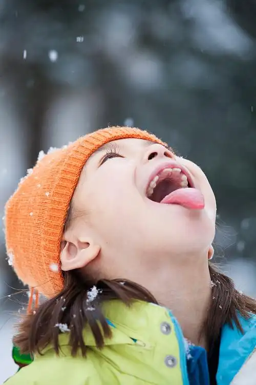 混血女孩用舌头接雪花图片