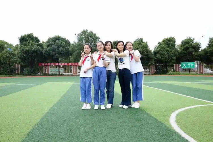 滨湖学校2019届六年级50班毕业合影留念