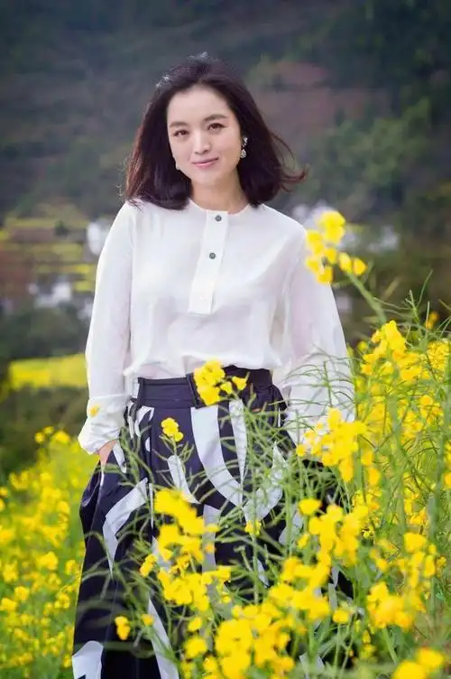 著名歌手白雪人到中年再度翻红离异后收获完美的姐弟恋