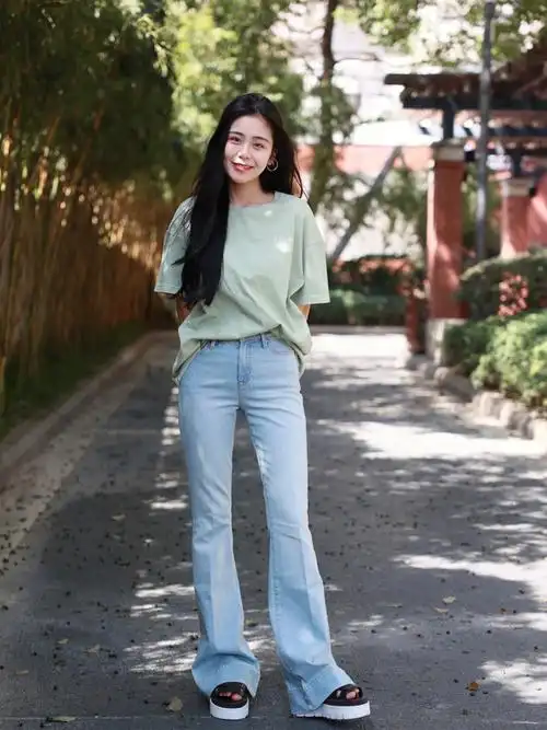 必备时髦单品90年代复古牛仔喇叭裤