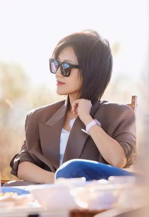 陆毅鲍蕾夫妇节目穿搭,鲍蕾西装清爽干练,陆毅牛仔叠穿休闲时髦|短发