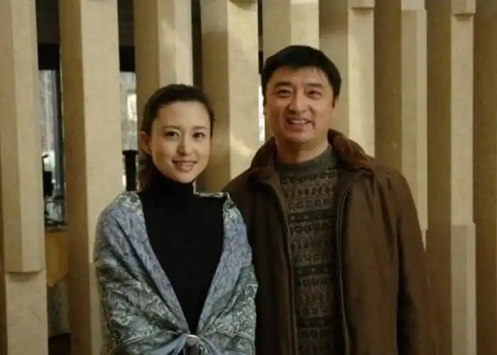 央视主播张蕾和大20岁的富豪丈夫近照,婚后曾退出央视如今复出