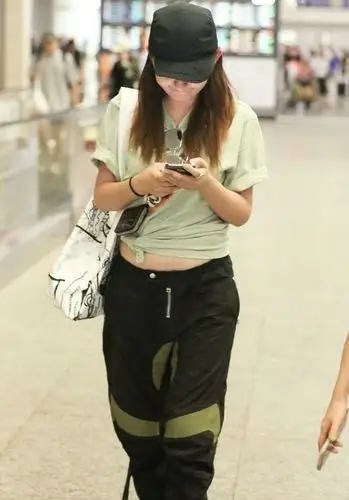 热依扎哪里身材好了穿个短袖勒出小肚腩素颜像大妈