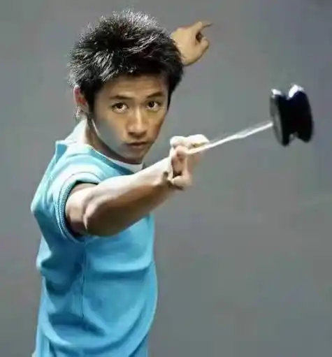 可惜这些演员现在基本都淡出娱乐圈了,演麦军的陈伟栋近几年倒还挺