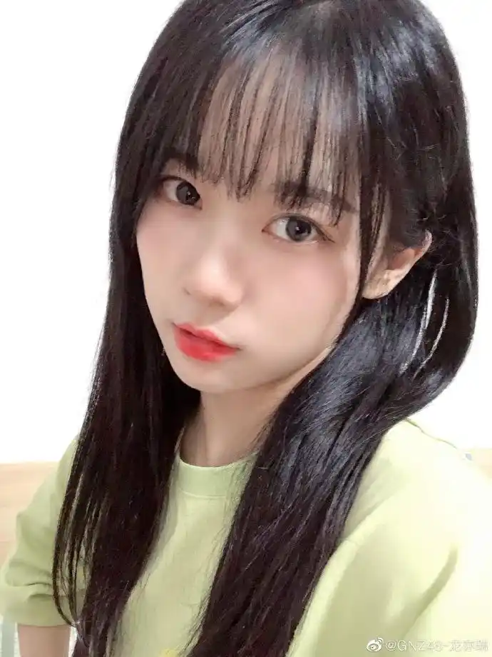 美女艺人龙亦瑞迷人美照欣赏真好看