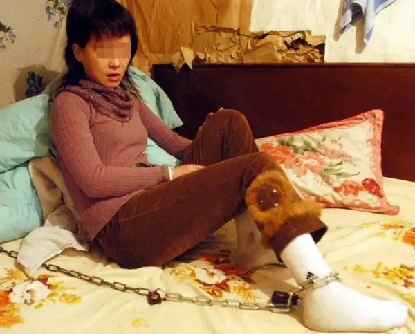 寒家女孩,铁链锁脚盼戒毒(图)