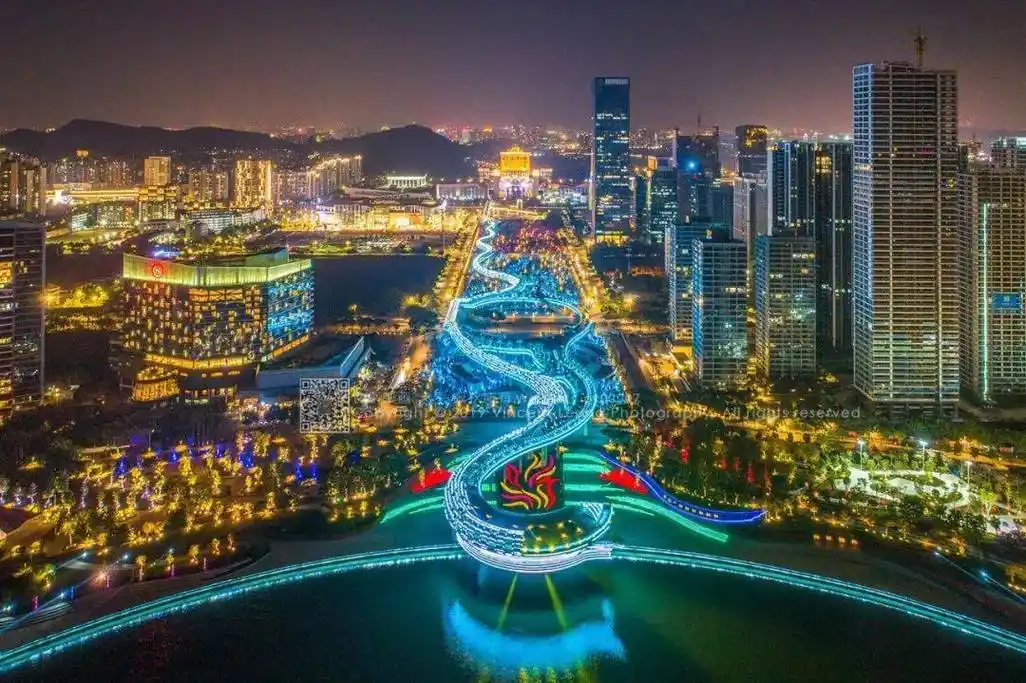 俯瞰顺德德胜新城,一只巧夺天工,气势磅礴,展翅翱翔的"金凤凰"映入