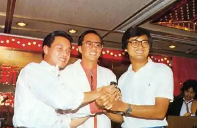 英雄本色片场旧照,张国荣切蛋糕笑容满面,狄龙唱歌表情严肃