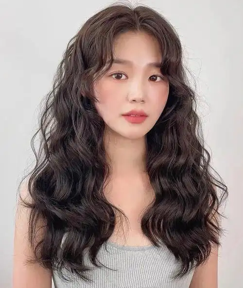 法式烫发如何显得年轻呢,法式烫发卷度主要表现在于发根和发中,发尾