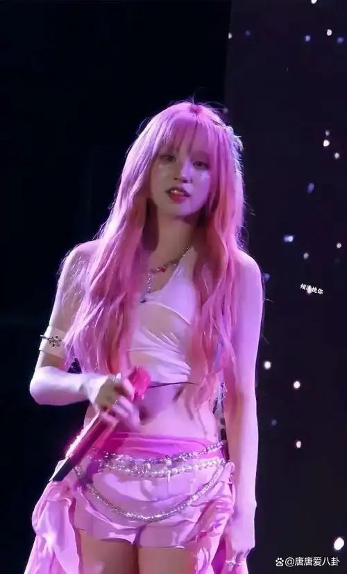 25岁的宋雨琦在杭州草莓音乐节上,用实力与魅力掀起了一场风暴