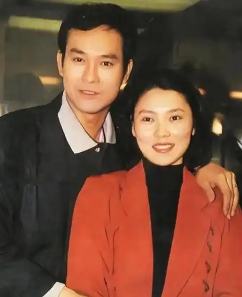 郑少秋长女自杀,现任妻子官晶华两度发声,心思细腻维护秋官形象