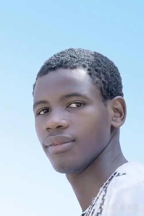 一名年轻的黑人男子的肖像照片-正版商用图片0b2u3t-摄图新视界