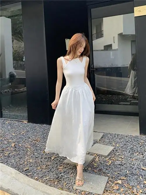 实拍~白色镂空挂脖连衣裙女夏吊带背心裙设计感气质收腰露肩长… - 17