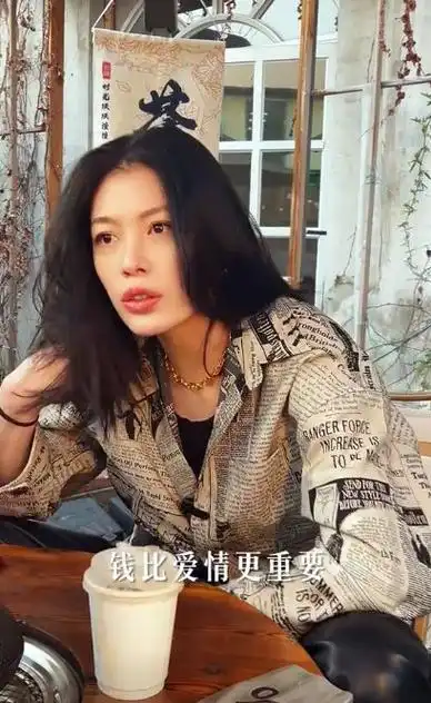 汪峰大女儿生母又晒照,37岁大长腿又美又飒,风情不输章子怡|葛荟婕