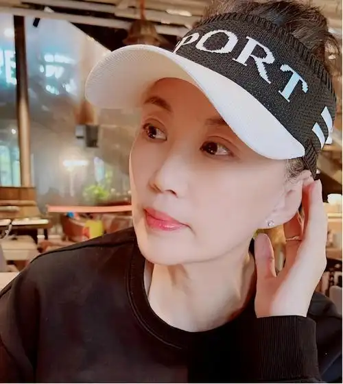 回顾演员马丽低调演戏33年嫁圈外丈夫生一子57岁风韵犹存