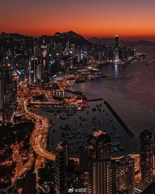 香港夜景以其独特的魅力和灿烂的光彩而闻名于世.