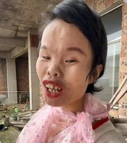 江西女子长相清奇,因造型夸张"一丑成名",家人:以前都嫌弃她