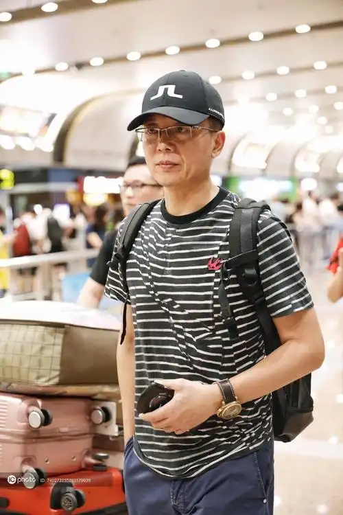 魅力大叔刘奕君戴眼镜低调现身休闲装扮快步疾走