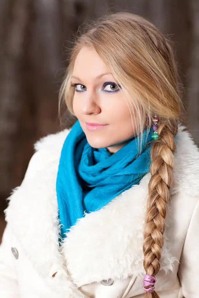 一根长辫子的女人,一根长辫子穿白色上衣的漂亮女孩