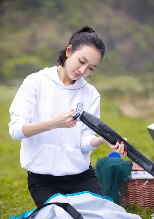 王鸥穿着白色的运动卫衣,带你走进大自然的草原