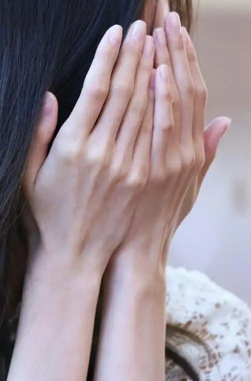 请看林允儿的手