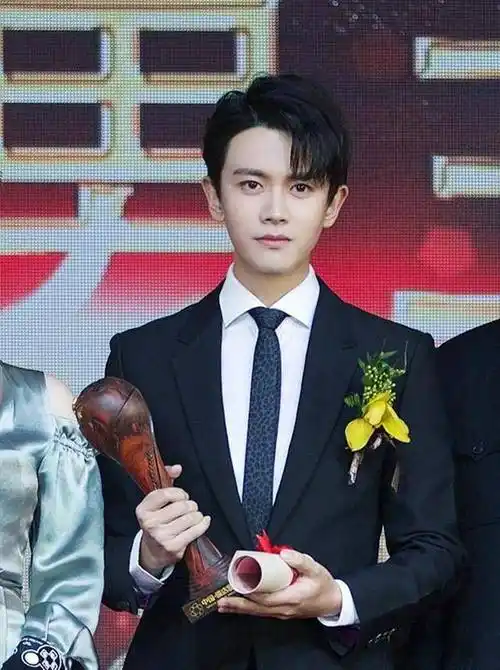 任嘉伦娱乐圈杀猪刀下的不败英雄