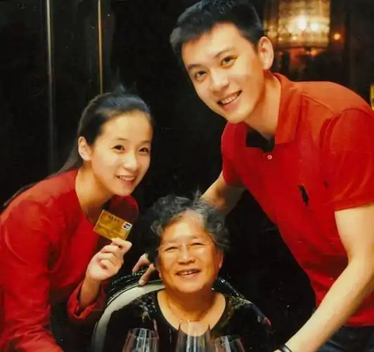 杨鸣妻子晒9年前合影!