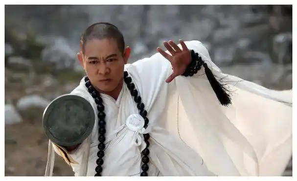 李连杰一家三口尼泊尔寻福,与寺庙住持拍照,面相争议中_欧美圈_利智