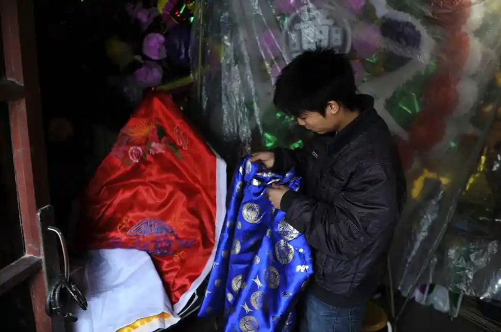 人死后穿寿衣为什么寿衣不能有扣子