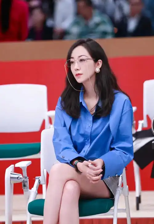 韩雪《无限超越班》造型,蓝色衬衫搭配短裤,时尚简约显气质!