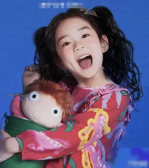 都说女儿的颜值像爸爸看到5岁lucky的近照时我终于信了